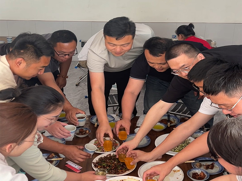 不止于钢铁：敬我们背后的人 —— 致2层集装箱房团队的一场温馨晚宴